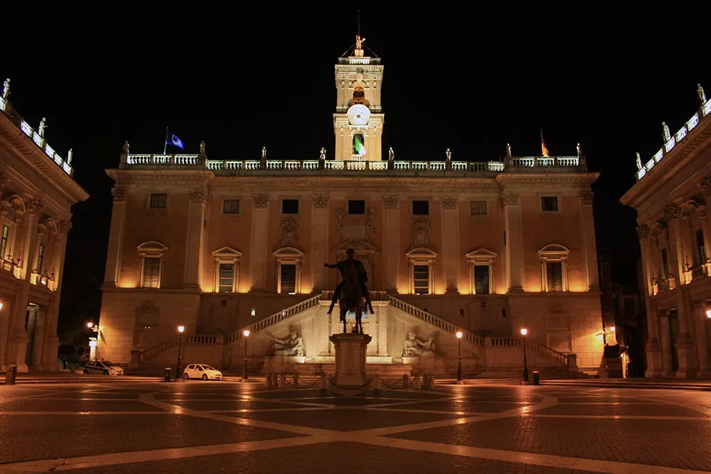 Foto de la Piazza del Campidoglio de noche