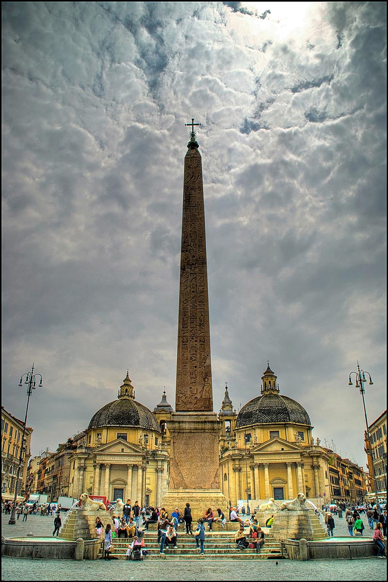 El obelisco Faminio de la Plaza del Popolo (Pueblo) de Roma