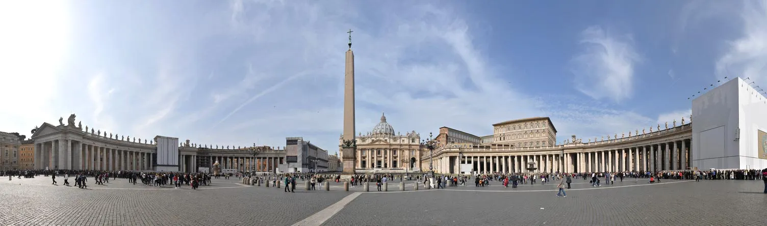 Panorámica de la Plaza San Pedro del Vaticano