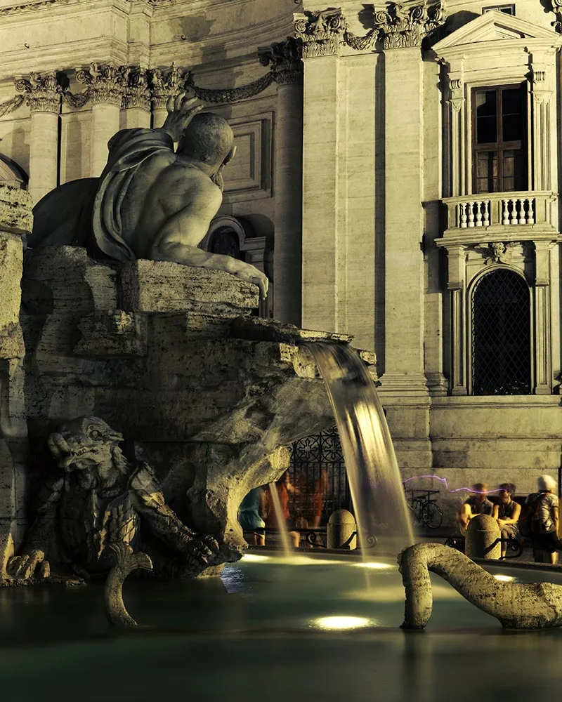 Escultura de Berini que se tapa la cara para nos ver la obra de Borromini