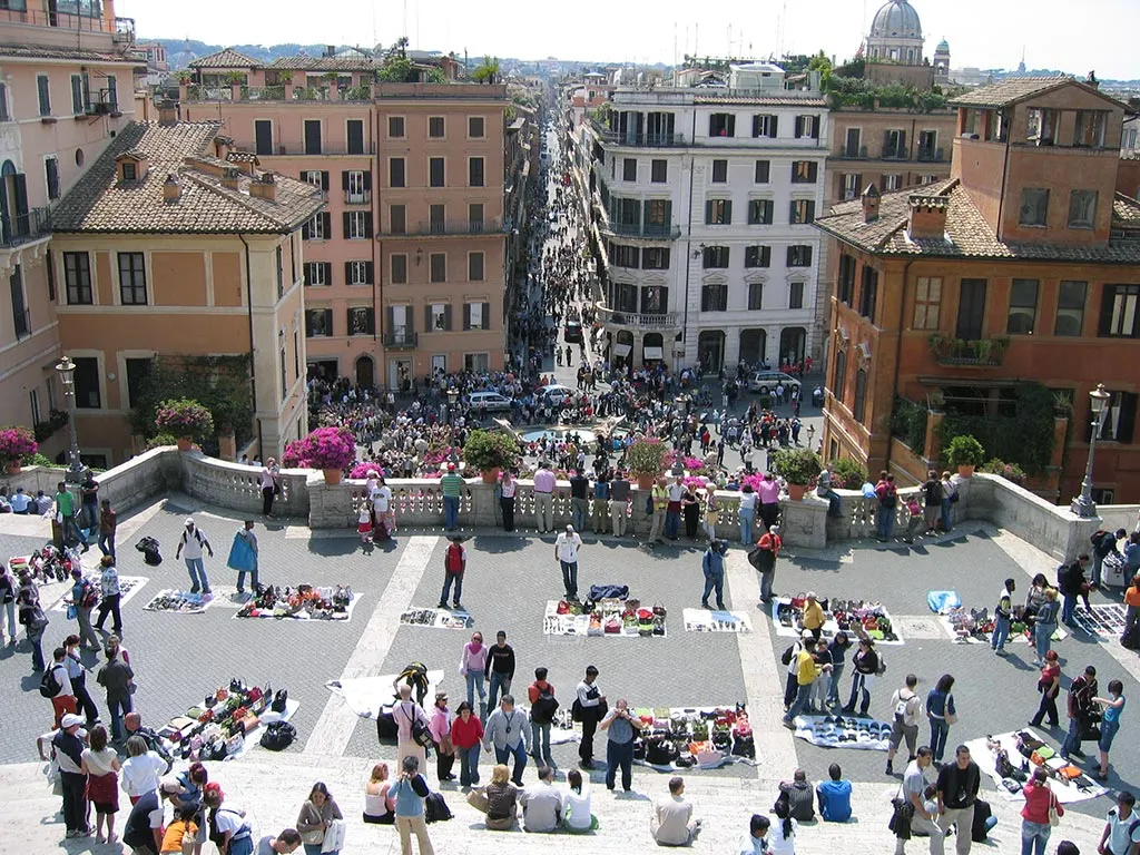 Vista de la plaza de España de Roma desde lo alto de la escalinata
